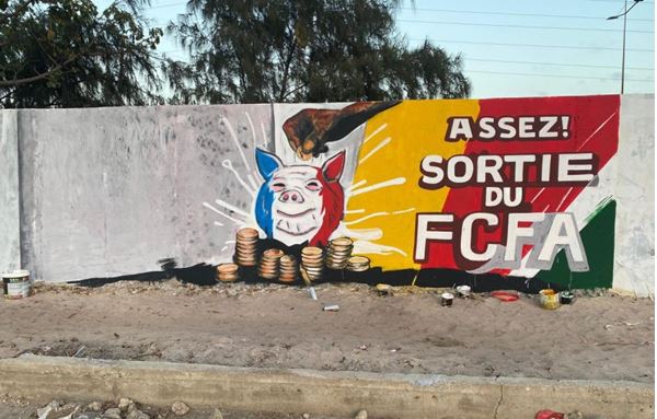 Un graffiti au Sénégal appelle à la suppression du franc CFA…