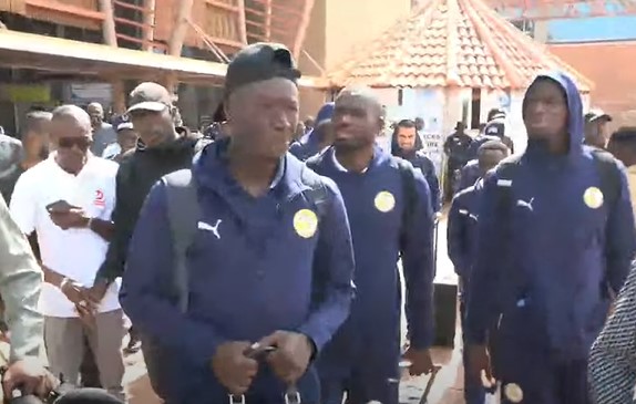 (Vidéo) Elim. Can 2025 – Burkina vs Sénégal: Regardez l’arrivée des Lions du Sénégal à l’aéroport de Bamako