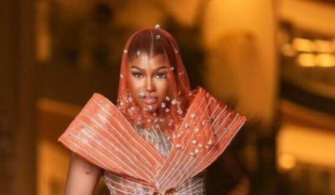 Marichou réapparaît 5 mois après son baptême, dans une tenue d’hôte… (photos)