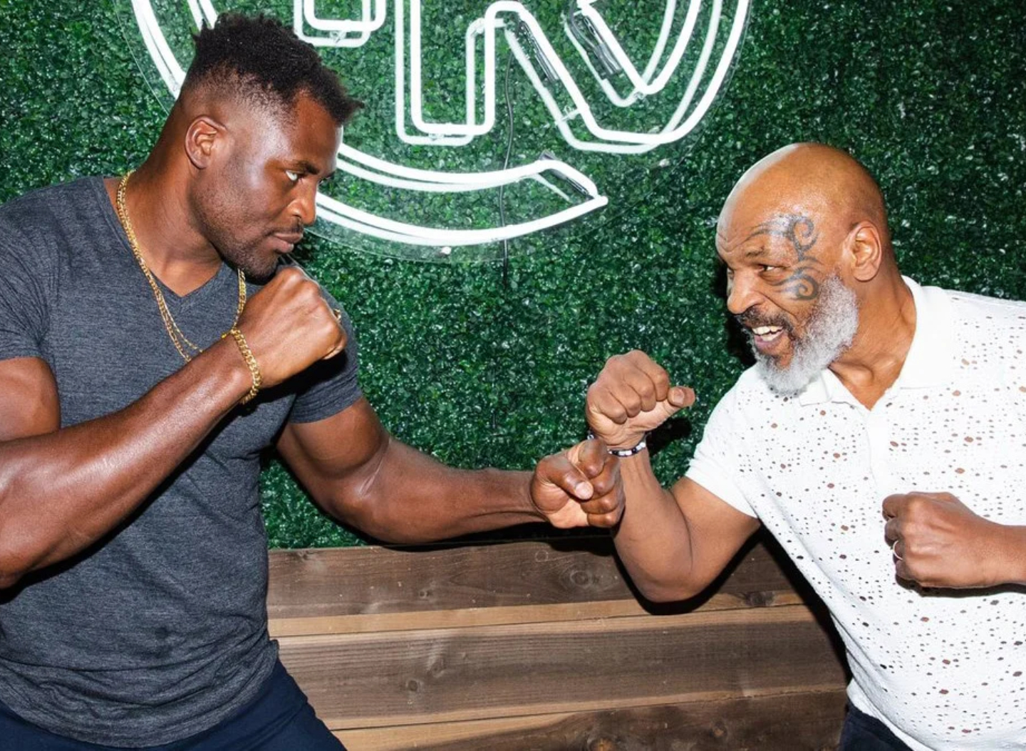 Francis Ngannou défie et menace Jake Paul après son combat contre Mike Tyson