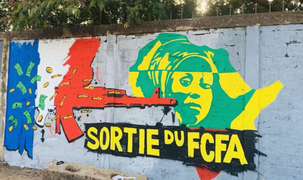 Ouagadougou : Un graffiti contre le Franc CFA appelle à la souveraineté financière en Afrique de l’Ouest…