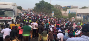 Direct – Caravane à Dakar : Ousmane Sonko avec une foule immense depuis Sébikotane (vidéo)