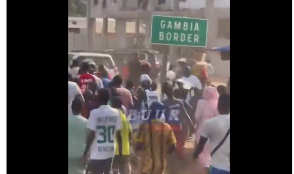 En Route pour Ziguinchor, Ousmane Sonko Marque une Étape en Gambie (Vidéo)