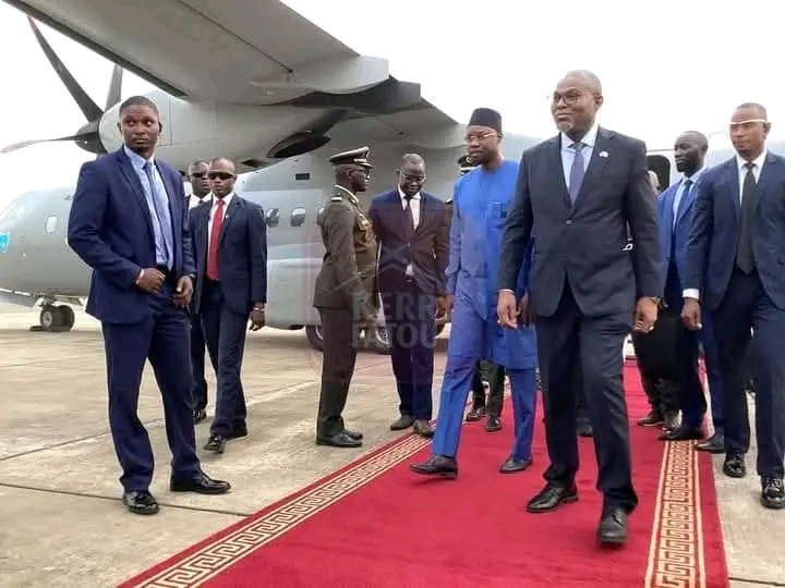 Visite de travail et d’amitié : L’arrivée du Premier ministre Ousmane Sonko en Gambie (Photos)