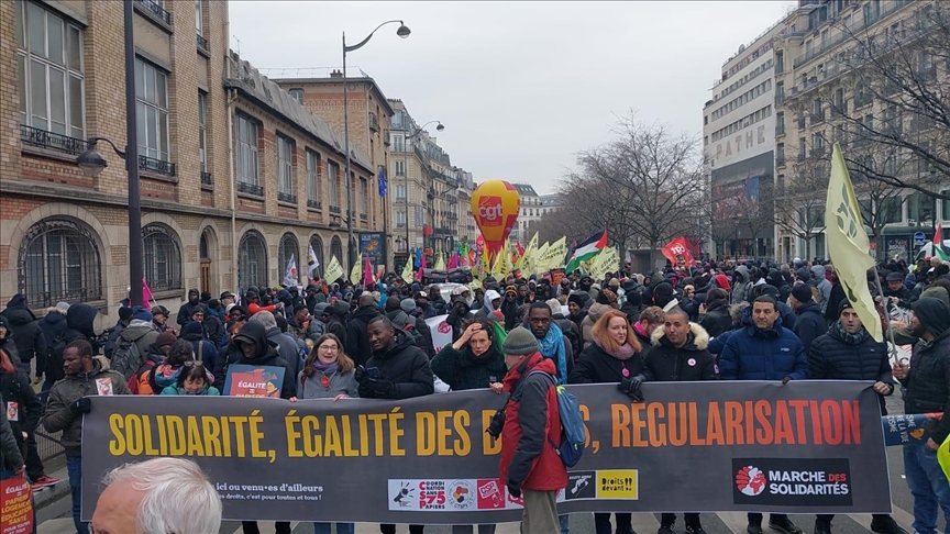 France : Manifestation à Paris pour les droits des migrants et la Palestine