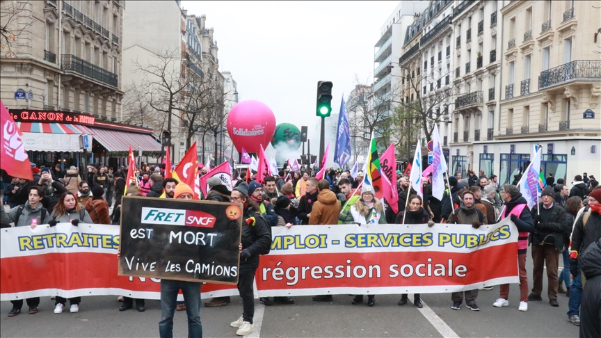 France : Manifestations à Paris contre les suppressions d’emplois et le démantèlement des services publics