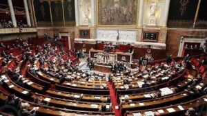 La France adopte une loi spéciale pour garantir le financement de l’État jusqu’en 2025