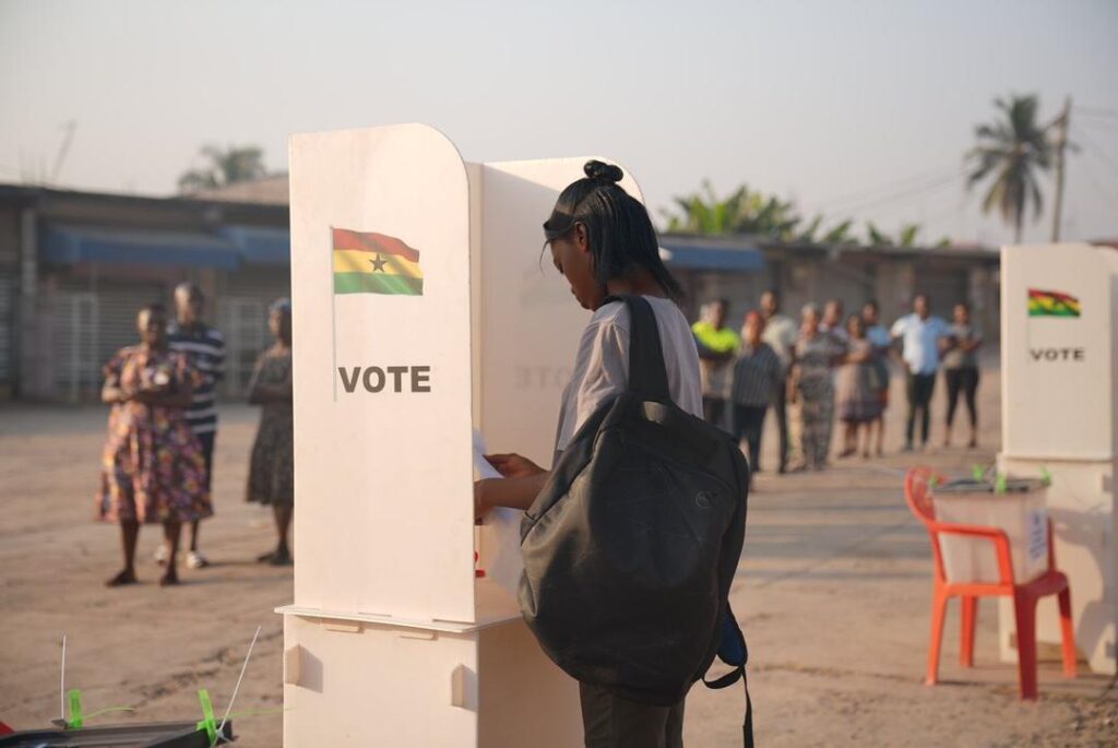 Présidentielle cruciale au Ghana : duel serré entre Bawumia et Mahama