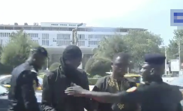 Arrestation de l’activiste Abdou Karim Gueye dit Xrum Xax devant l’Assemblée nationale (Vidéo)