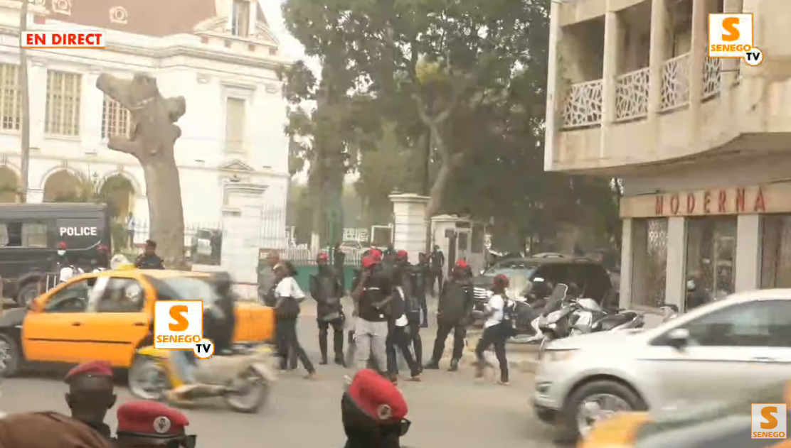 Point de presse de Barthélemy Dias: L’hôtel de ville barricadé, l’accès à la mairie interdit (Senego Tv)