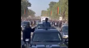 Accueil du président Diomaye Faye à Thiès : Une foule immense dans une ambiance survoltée (vidéo)