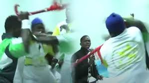 Incroyable: Chaude bagarre entre deux lutteurs lors de leur face-to-face (vidéo)