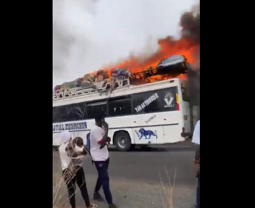 Inédit: Un bus aperçu en feu alors qu’il roulait…Regardez !