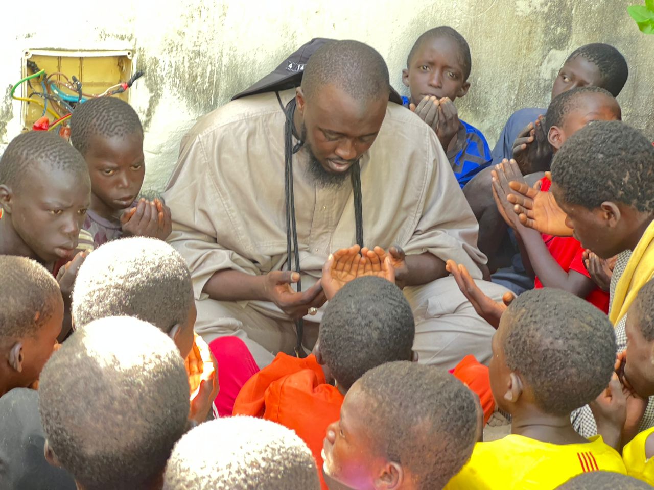 Lagane, le fils de Sameul Sarr en communion avec les Talibés (vidéo)