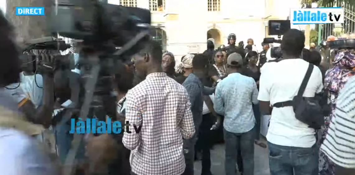 Militants et partisans out, la mairie de Dakar barricadée par la police (vidéo)