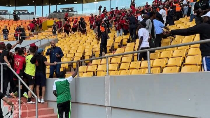 Jaraaf-USM Alger : Incidents en tribunes, plainte envisagée contre les supporters algériens