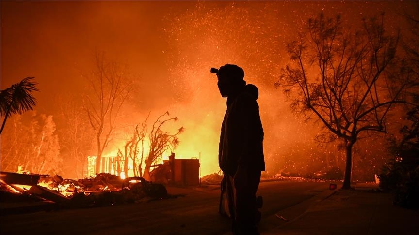 États-Unis : Incendies Ravageurs à Los Angeles Gagnent les Collines de Hollywood