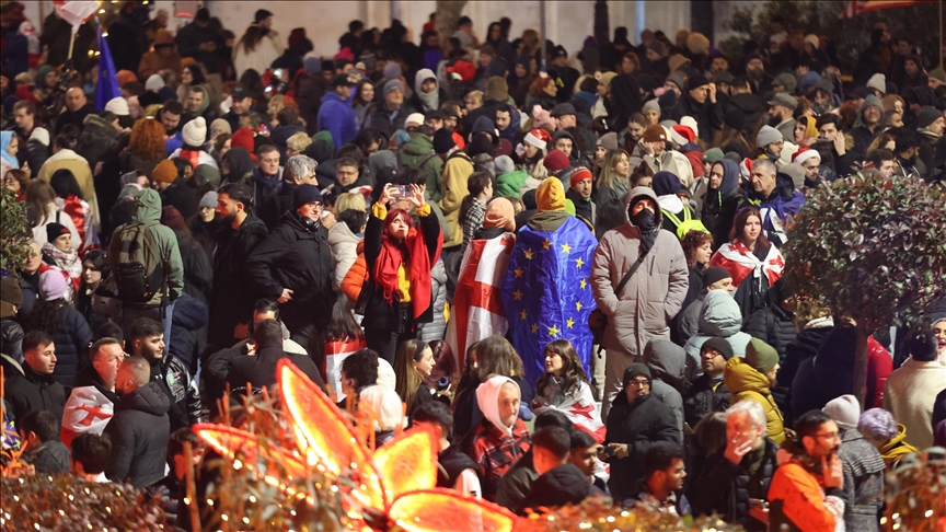 Géorgie : Des Manifestations Poursuivent Malgré la Suspension des Négociations avec l’UE