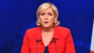 Marine Le Pen exprime ses regrets après la mort de son père en France