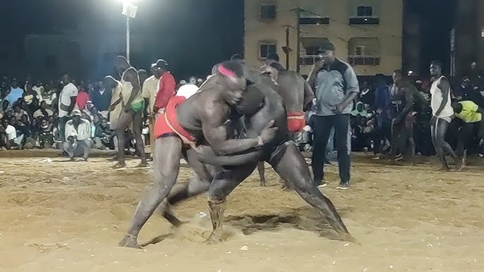 Mbappat: Ce lutteur terrasse son adversaire d’une prise inédite au terrain Gaalgui, Regardez !