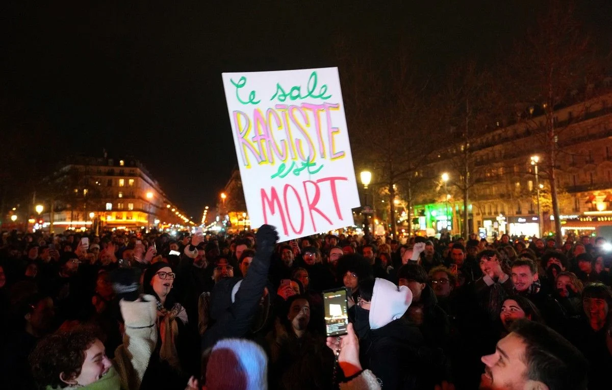 France: La mort de Jean-Marie Le Pen célébrée par des milliers de personnes à la place de la république (vidéo)