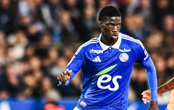 RC Strasbourg – Mercato: Mamadou Sarr, le fils de l’ancien Lion Pape Sarr, va signer à Chelsea !