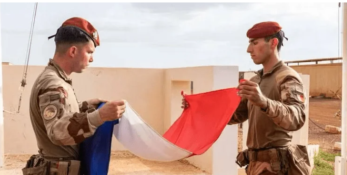 La Côte d’Ivoire dit Au revoir aux militaires français, c’est le départ !