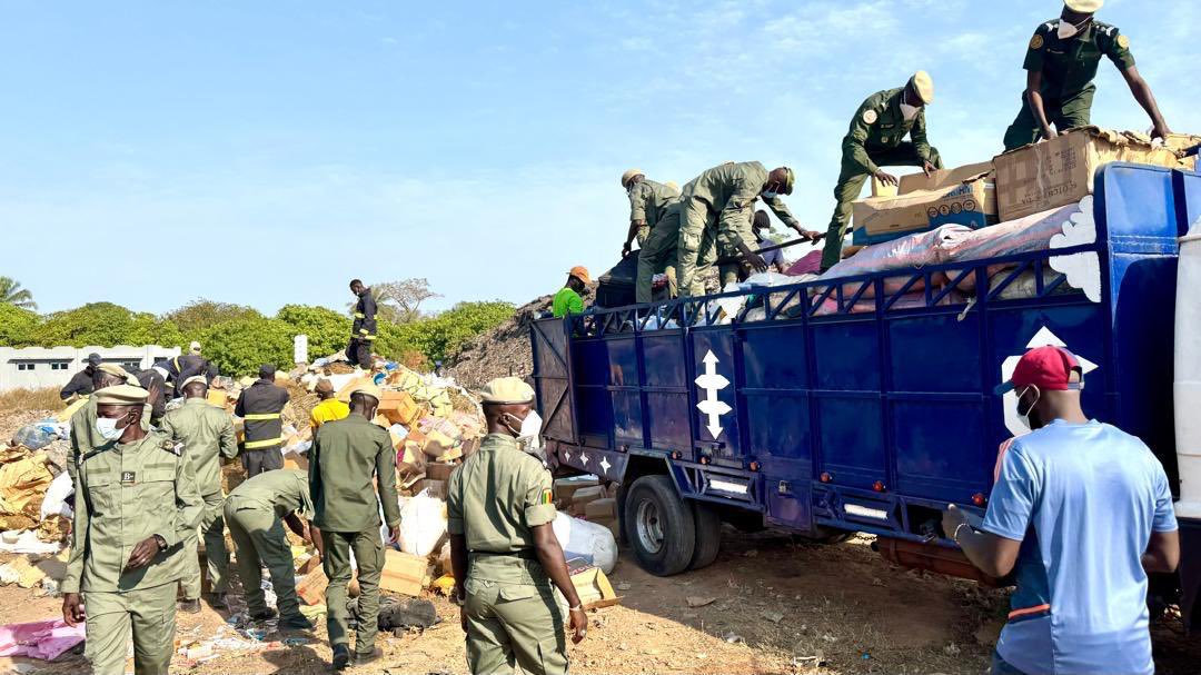 Ziguinchor: Des marchandises prohibées d’une contrevaleur de 445 millions de francs CFA incinérées