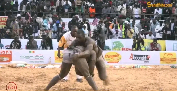 Arène nationale : Thiatou Yoff bat Domou Dangou (vidéo)