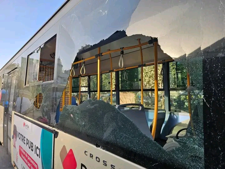 Incidents sur la ligne 121 : un bus de Dakar Dem Dikk saccagé après un accrochage (Photos)