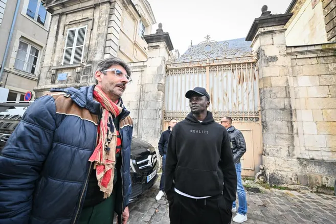 Officiel: Sadio Mané rachète un hôtel à Bourges