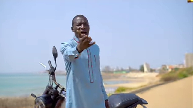 Bakary NDAO présente son clip « Radji Radji »