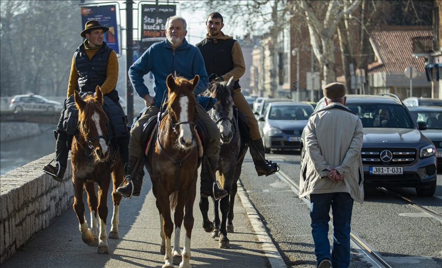 Bosnie-Herzégovine : Trois Pélerins Espagnols à Cheval Arrivent à Sarajevo