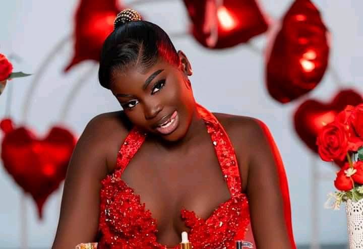 Fatou Ndiaye célèbre la Saint-Valentin avec un shooting glamour