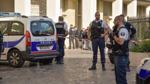 France : Attaque à Paris, deux policiers blessés par un homme armé d’un miroir