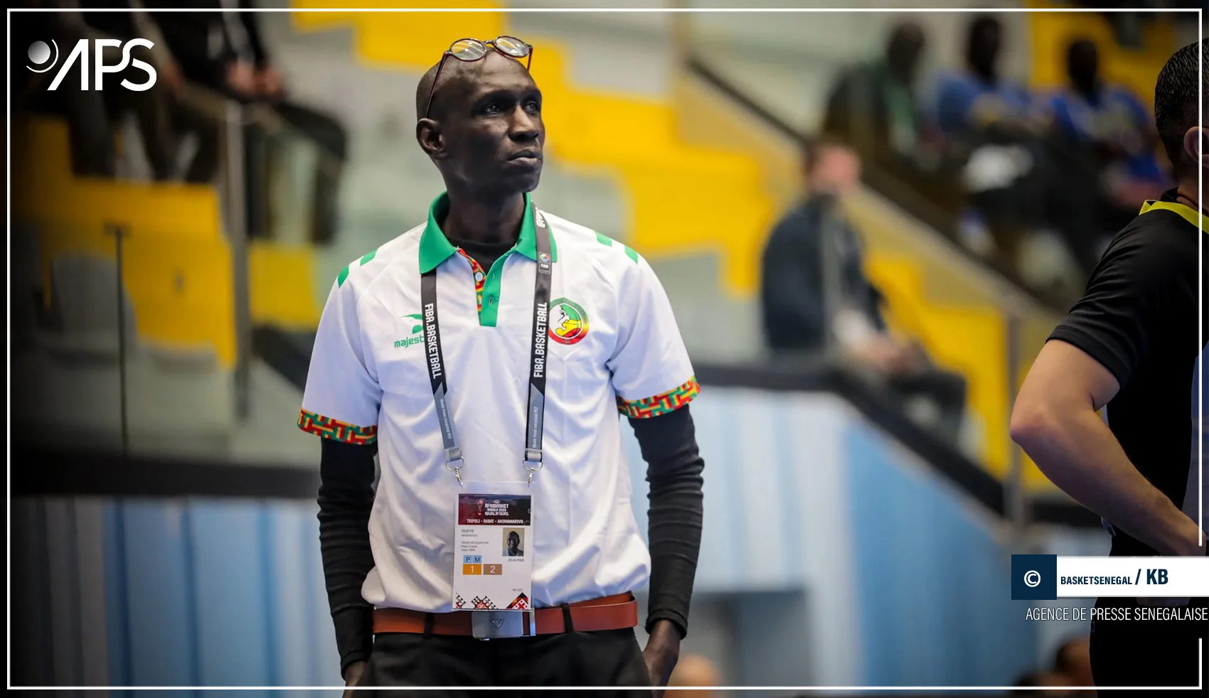 Mamadou Guèye félicite ses joueurs après la victoire sénégalaise face au Cameroun