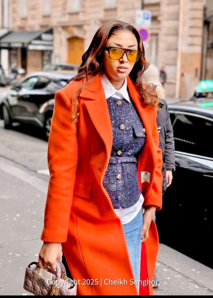 Sokhna Aïdara illumine Paris avec son manteau orange