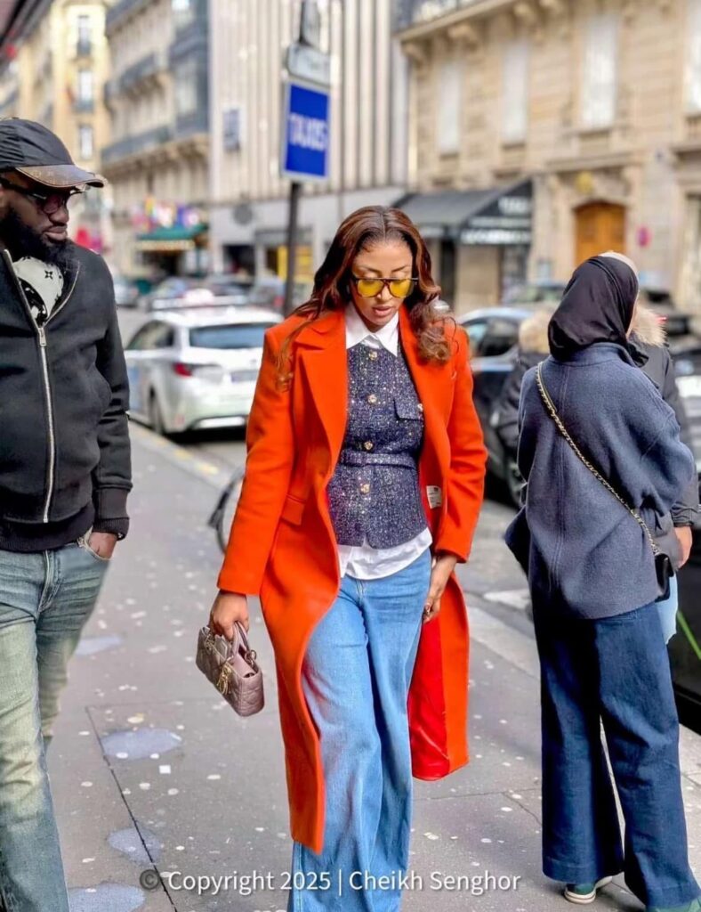 Sokhna Aïdara illumine Paris avec son manteau orange