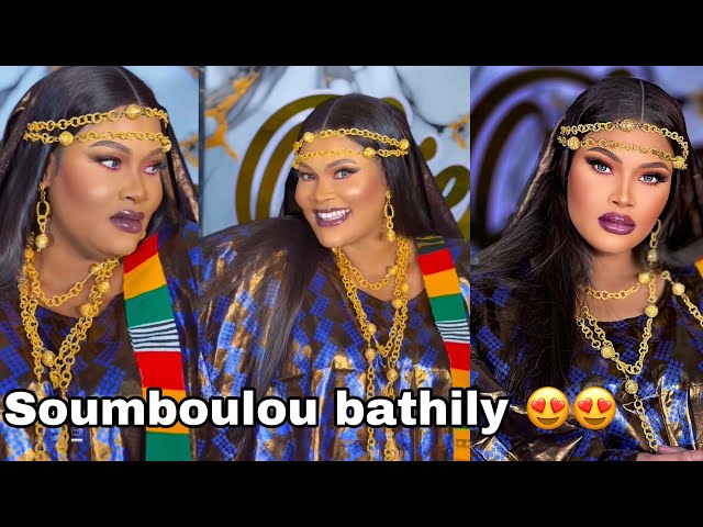 Soumboulou Bathily rayonne en tenue Bambara traditionnelle