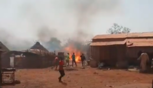 Un violent incendie au village de Bantaco : Au moins 300 cases détruites (vidéo)