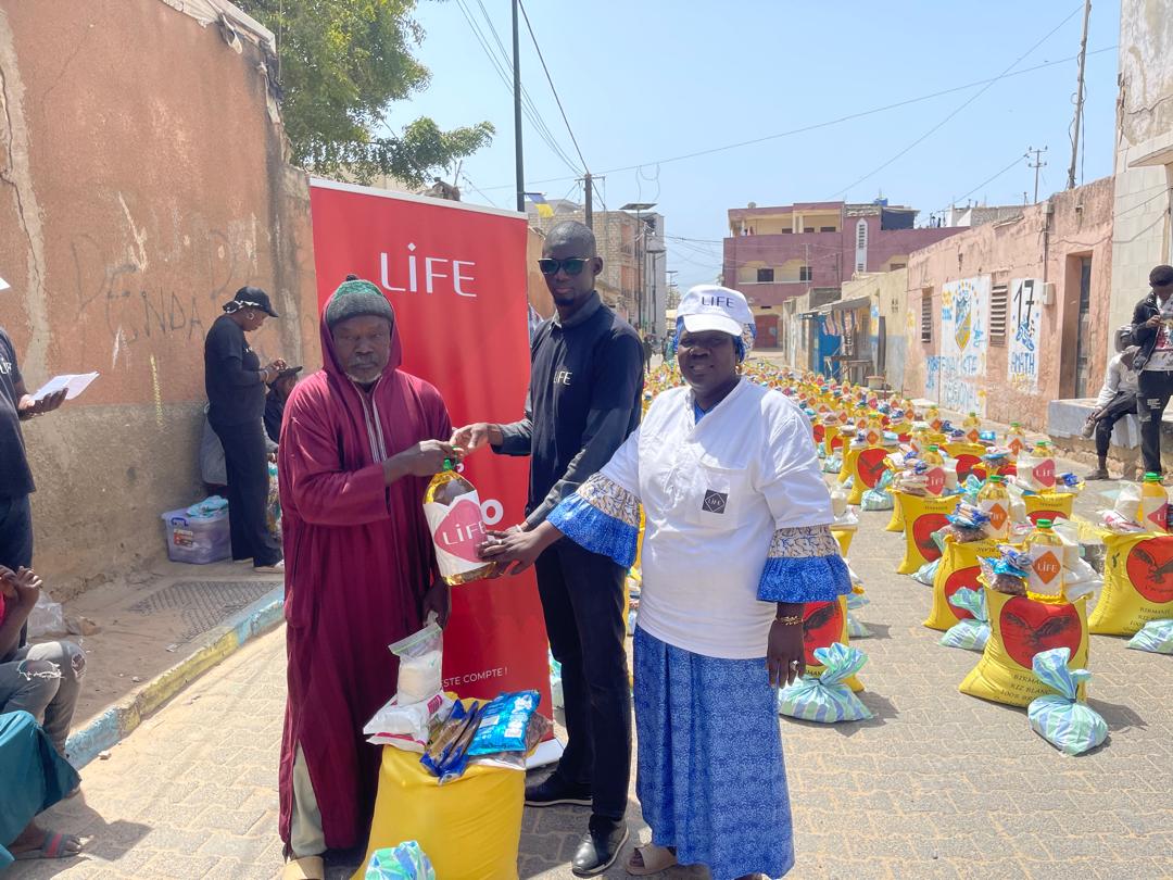 Distribution solidaire de kits alimentaires à Djiddah-Thiaroye-Kao