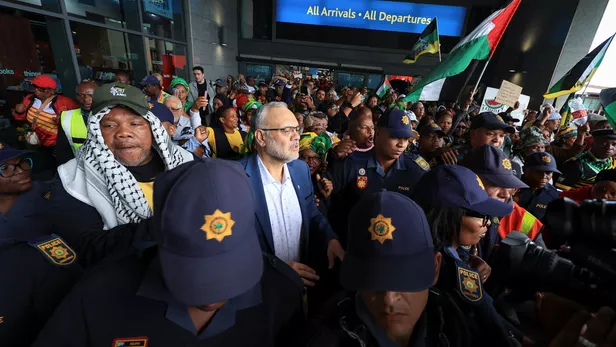 Expulsion d’Ebrahim Rasool des États-Unis : retour sans regret en Afrique du Sud