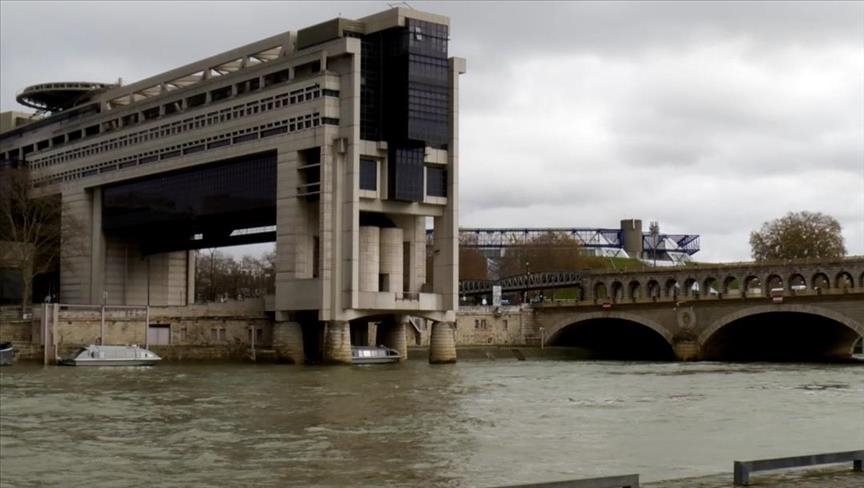 France : Réaction d’Éric Lombard face aux nouvelles taxes américaines sur les voitures