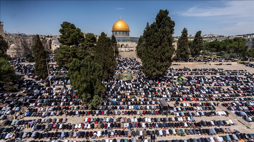 Jérusalem : Près de 80 000 fidèles prient à Al-Aqsa sous fortes restrictions