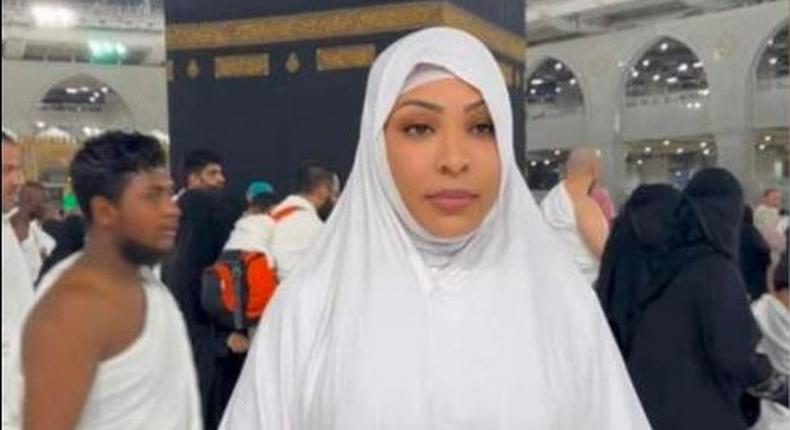 Viviane Chidid accomplit l’Umrah à La Mecque et célèbre les femmes