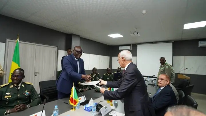 Visite de haut niveau en Mauritanie : le ministre Birame Diop et le CEMGA renforcent la coopération militaire
