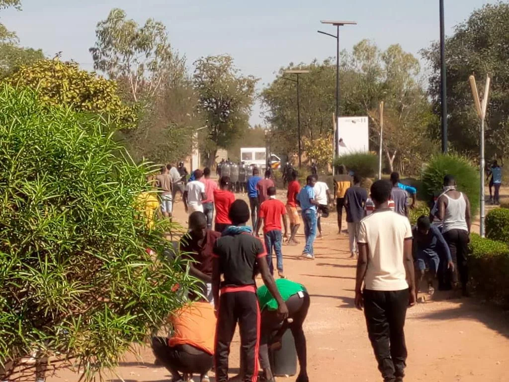Université de Bambey : les étudiants en colère affrontent les forces de l’ordre (vidéo)