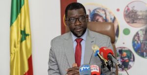 Le ministre de la microfinance Alioune Badara Dione défend Sonko et invite TAS à un débat public