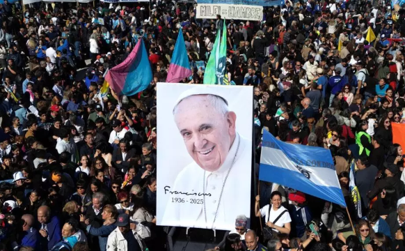 L’archevêque de Buenos Aires exhorte à une Église ouverte en hommage au pape François