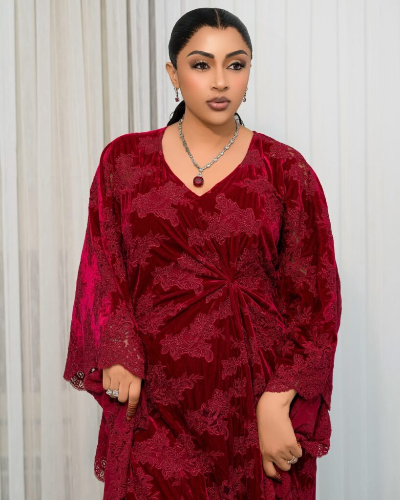Sokhna Aidara attire tous les regards dans une élégante robe rouge